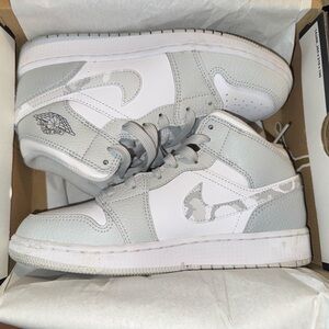 Jordan Kids Sneakers in White and Gray